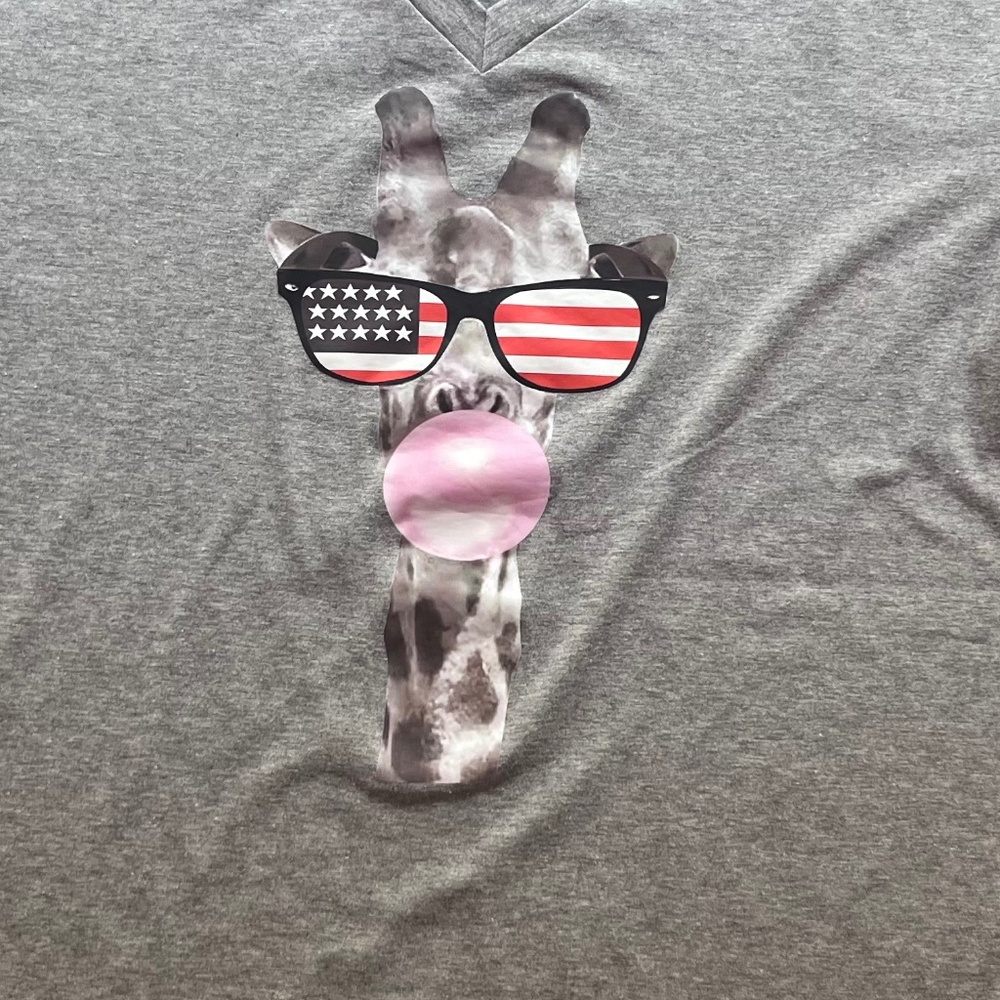 Giraffe V-neck Gray T-shirt Blowing Bubblegum Patriotic Sunglasses Womens XL
